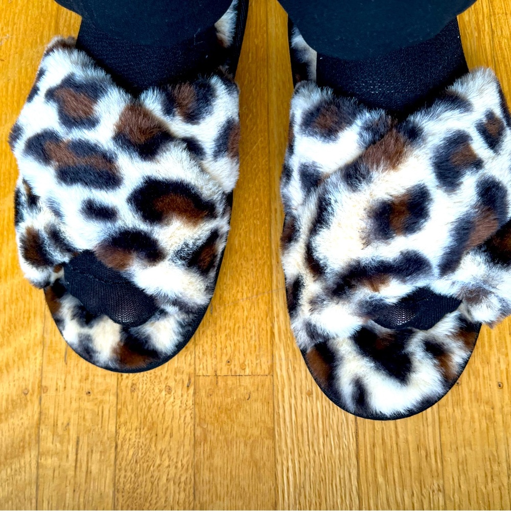 Cute Leopard print crossover front slippers. Never worn.